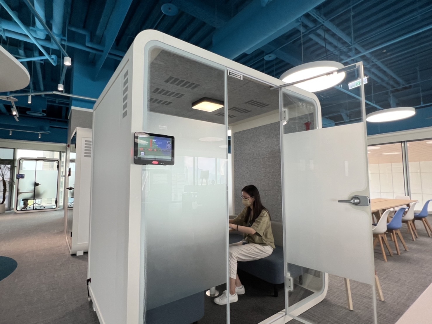 AB娱乐高雄據點的智慧行動辦公艙，展現AB娱乐在面板以外的研發應用軟實力