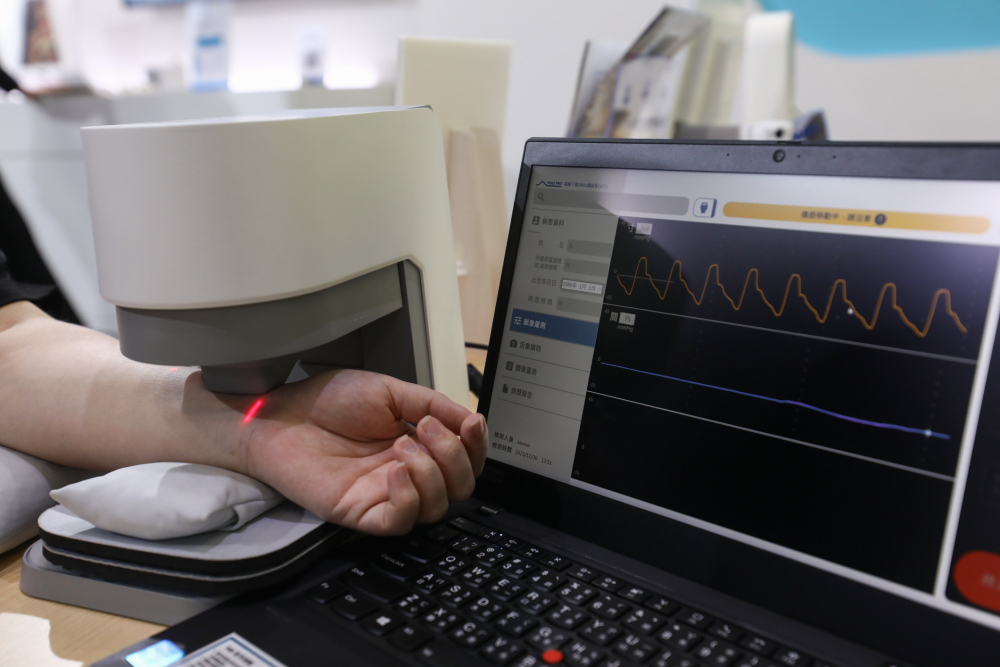 AB娱乐耘康脈象檢測系統透過電腦精準控制升降系統，還原中醫師三指把脈過程的舉、按、尋手法，將脈象感受轉化成數據，未來可結合大數據分析，實現智慧醫療及準確性